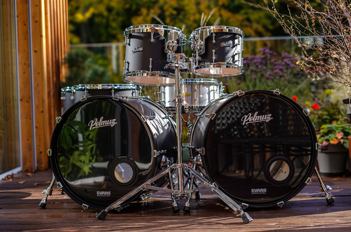 Perkusja Polmuz Model 1 Maple z dwiema centralami 22×16″ w czarnym macie, widok z przodu